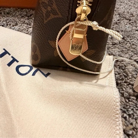 Louis Vuitton Monogram cosmetic pm bag - Picture 3 of 7